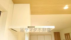 お手入れが簡単なスリム型レンジフードです。調理により発生する油煙や臭いを吸い込み、屋外へ排気してくれます。