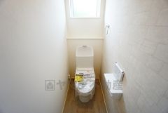 温水洗浄機付トイレです。節水機能もあるので、安心して使えますね。もちろん、1階2階の2ヶ所にトイレがあるので、忙しい朝にもゆとりができますね。