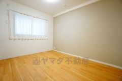 ご夫婦お二人のプライベートシーンを演出する寝室は、大容量のウォークインクローゼット付き。