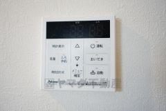 キッチン横からお湯張り、追い炊き、足し湯がボタン一つで楽々操作できる給湯機リモコンです。忙しい夕飯準備の時間帯に重宝しますね。