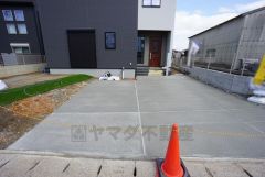 駐車スペースはゆとりある2台分を確保。マイカー用に、お客さま用に、余裕を持ってご利用いただけます。