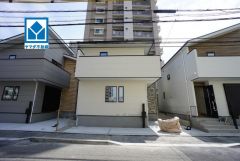 松崎小学校徒歩10分。スーパーやコンビニなども近く周辺環境充実。快適でゆとりのある生活空間で新生活を始めましょう^^