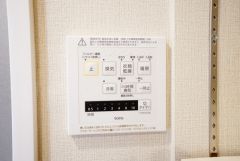 雨の日の洗濯も安心できる浴室暖房乾燥機付き浴室。リモコンで操作もボタン1つで簡単。