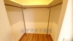 収納量たっぷりのクローゼット付き。ハンガーパイプ付で散らかりがちな洋服類もきれいに整理できます。使用頻度が少ないものは枕棚の上に、足元には3段ボックスを置いて、フル活用できるクローゼットです。