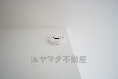 火災による煙や熱を感知して、警報音やブザー等で火災の発生を知らせてくれる火災警報器。