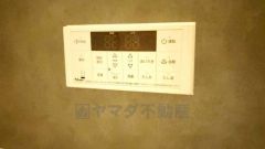 湯量・湯温の設定、そして保温までワンタッチのフルオートバス。便利な追い炊き機能付きです。