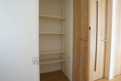 同仕様写真。まとめ買いしてもこの収納量なら心配要らずのパントリー。調理家電や食品のストックをすっきりまとめられ、キッチン周りを広々使えます。