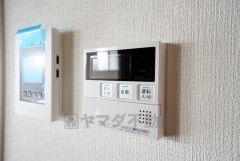キッチン横からお湯張り、追い炊き、足し湯がボタン一つで楽々操作できる給湯機リモコンです。忙しい夕飯準備の時間帯に重宝しますね。