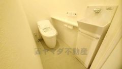 温水洗浄機付トイレです。節水機能もあるので、安心して使えますね。もちろん、1階2階の2ヶ所にトイレがあるので、忙しい朝にもゆとりができますね。