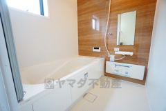 広々1坪タイプの浴槽ユニットでゆったりくつろげるバスルーム。窓、浴室乾燥機付きで換気・雨の日の洗濯もばっちり＾＾