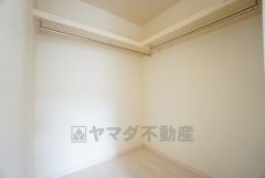 収納力豊富なウォークインクローゼット。洋服や小物などを1箇所にまとめて美しい収納を実現します。