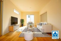 家具はイメージです。広々とした設計で、家族が集いやすく、くつろぎやすいリビングです。