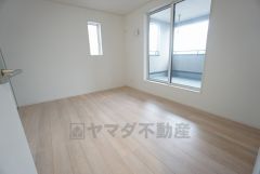 2面採光を確保した明るい室内は、風通しも良く、大変居心地の良い空間となっております。爽やかな風を感じて起きる朝は、快適生活の始まりに。