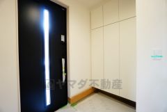 白を基調とした明るい玄関です。大容量のシューズボックスは家族全員の増えがちな靴や物をすっきり収納できます。