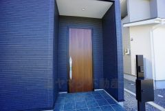 家の顔となる玄関扉がかっこいいと、たくさんの人を招き入れたくなりますね＾＾奥まって設置されており、雨にも濡れにくくなっています。