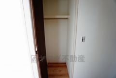 同仕様写真。物が散らかりやすいリビングに収納スペースを確保。書類や雑貨をひとまとめにできまるため、お部屋をすっきりさせることが出来ます。