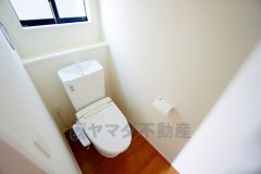 温水洗浄機付トイレです。節水機能もあるので、安心して使えますね。もちろん、1階2階の2ヶ所にトイレがあるので、忙しい朝にもゆとりができますね。