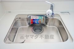 広々とした凸型シンクに洗剤ポケットを標準装備。大きなお鍋など洗いやすいです。