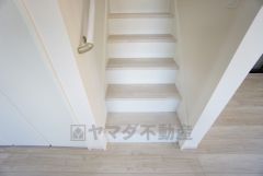 リビング内に階段があれば、転倒する可能性のある子どもやお年寄りの階段の上り下りを見守ることができ、子育てや介護がしやすくなりますね。