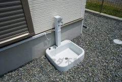 お車の洗車や外壁のお掃除などあると便利な外水栓。