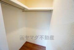 収納力豊富なウォークインクローゼット。洋服や小物などを1箇所にまとめて美しい収納を実現します。スーツケースのような大型の荷物も置けます＾＾