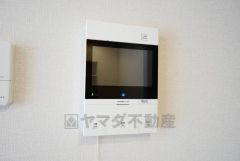オートロックとモニター付きインターホン装備で女性やお子様も安心。充実のセキュリティで暮らしをサポートします。