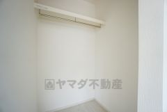 同仕様写真。収納力豊富なウォークインクローゼット。洋服や小物などを1箇所にまとめて美しい収納を実現します。スーツケースのような大型の荷物も置けます＾＾