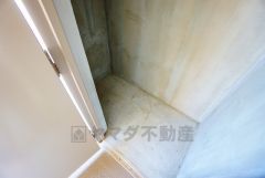 トランクルーム。お子様用の遊び道具やアウトドア用品をしまうのに便利なスペースです。