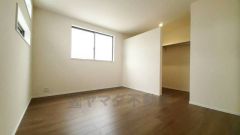 ご夫婦お二人のプライベートシーンを演出する寝室は、大容量のウォークインクローゼット付き。