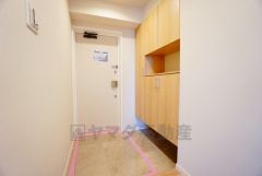 たっぷり収納できるシューズボックスです。家族全員の靴がきれいに整頓できます。棚の上にお花や写真を飾っても良いですね。