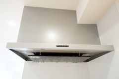 お手入れが簡単なスリム型レンジフードです。調理により発生する油煙や臭いを吸い込み、屋外へ排気してくれます。