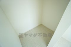 収納力豊富なウォークインクローゼット。洋服や小物などを1箇所にまとめて美しい収納を実現します。