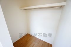 季節物の衣類もスッキリ収納できるウォークインクローゼット。クローゼット内で洋服のコーディネートから着替えまで中で出来るので、部屋が散らかりにくいです。