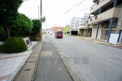 前面道路は広く、車同士がすれ違うスペースが十分にあります。落ち着いた住宅地内で快適な生活を実現してみませんか＾＾