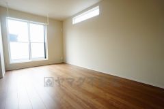 主寝室としてお使いいただけそうなこちらのお部屋は、日当たりが良く、爽やかな風を感じて起きる朝は、快適生活の始まりに。