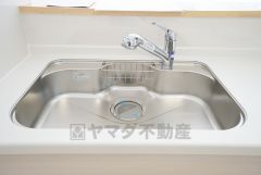 広々としたステンレスシンクには、洗剤やスポンジを収納出来るラック付き。広さも確保しているので、大きなお鍋も洗いやすいです。