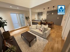 大きな窓のあるリビングは、陽光あふれる明るい空間です。居心地良く、ご家族皆がゆったり寛げる憩いの空間となりそうです。