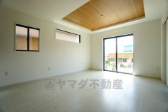 大きな窓のあるリビングは、陽光あふれる明るい空間です。居心地良く、ご家族皆がゆったり寛げる憩いの空間となりそうです。