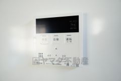 キッチン横からお湯張り、追い炊き、足し湯がボタン一つで楽々操作できる給湯機リモコンです。忙しい夕飯準備の時間帯に重宝しますね。