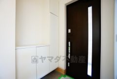 採光も考えられた明るい玄関です。シューズボックスは全身鏡付きで、お出かけ前にコーディネートのチェックが出来ますね。