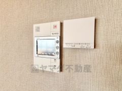 ＴＶモニター付きインターホンとオートロック解除が一体化。床暖房のスイッチもこちらで操作可能です＾＾