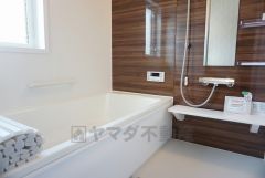 同仕様写真。1日の疲れを癒すくつろぎのバスルーム。足を伸ばしてもゆったりと入れるサイズです。お子様と一緒にお風呂に入っても狭くないですね^^