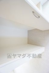 物が散らかりやすいリビングに収納スペースを確保。書類や雑貨をひとまとめにできまるため、お部屋をすっきりさせることが出来ます。