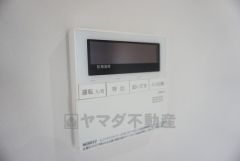 同仕様写真。キッチン横に給湯器リモコンを設置していますので、忙しい時間帯でもスイッチ一つでお風呂の用意ができますよ＾＾