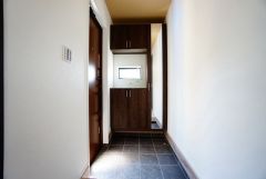 採光も考えられた明るい玄関です。たっぷり収納できるシューズボックス付きなので、家族全員の靴がきれいに整頓できます。