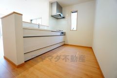 同仕様写真。カウンタートップは耐熱性に優れており、日ごろのお掃除もふき取るだけでＯＫ。ステンレスシンクも簡単にお掃除できますよ。