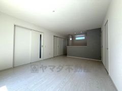 リビングは広々とした設計で、家族が集い、寛ぐ暮らしの空間を演出しています。