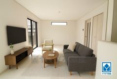 大きな窓のあるリビングは、陽光あふれる明るい空間です。居心地良く、ご家族皆がゆったりくつろげる憩いの空間となりそうです。