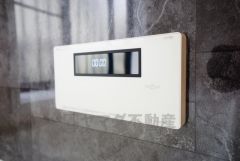 湯量・湯温の設定、そして保温までワンタッチのフルオートバス。便利な追い炊き機能付きです。