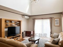 リビングは広々とした設計で、家族が集い、寛ぐ暮らしの空間を演出しています。思い思いの時間を過ごしたり、家族みんなで食事をしたり、素敵な団らんの場になりますね。